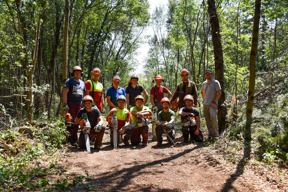 Skupina gozdnih delavcev, ki pomaga pri gašenju požara na Krasu 2022