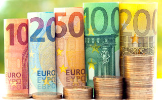 V tulce zviti bankovci evrov