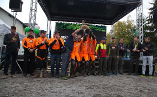 Tekmovalci na tekmovanju gozdnih delavcec 2022