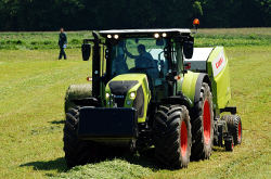 Traktor CLAAS