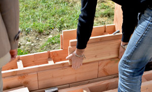 Gradnja hiše z lesenimi opekami