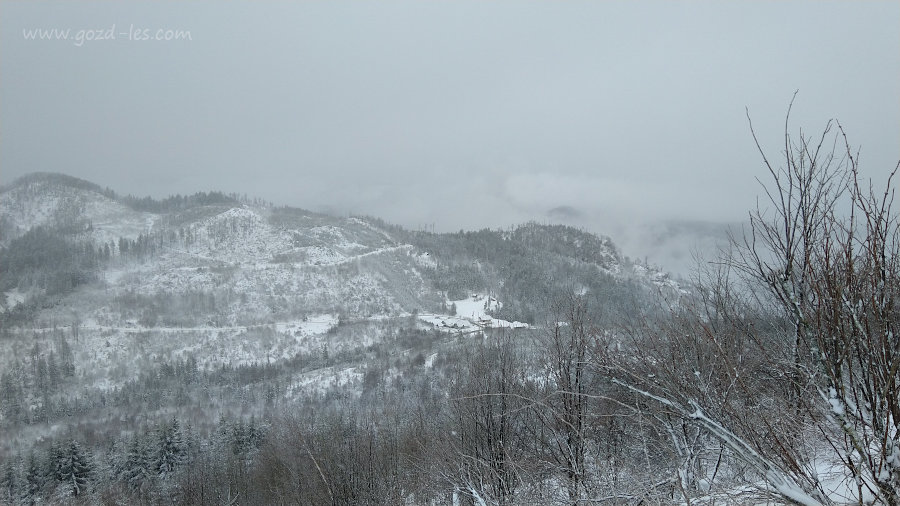 Pogled na prelaz Črnivec v snegu