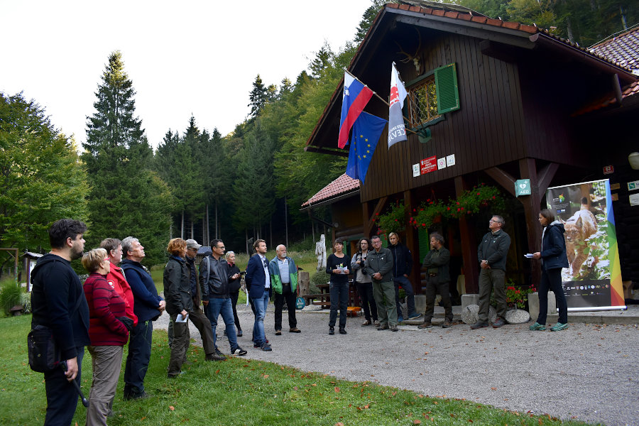 Pred kočo pri Jelenovem studencu