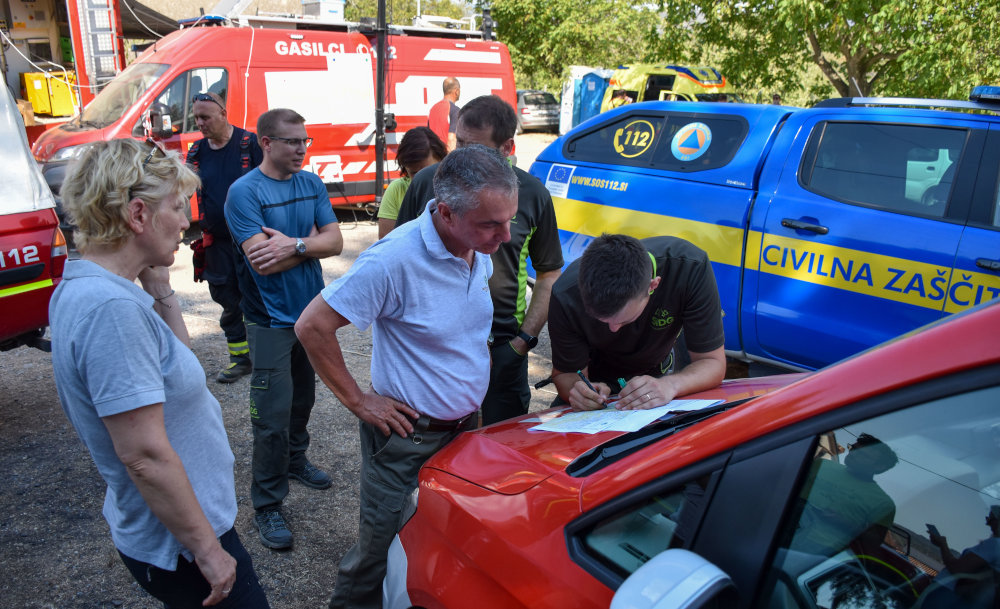 Pomoč gozdarjev pri gašenju požara na Krasu