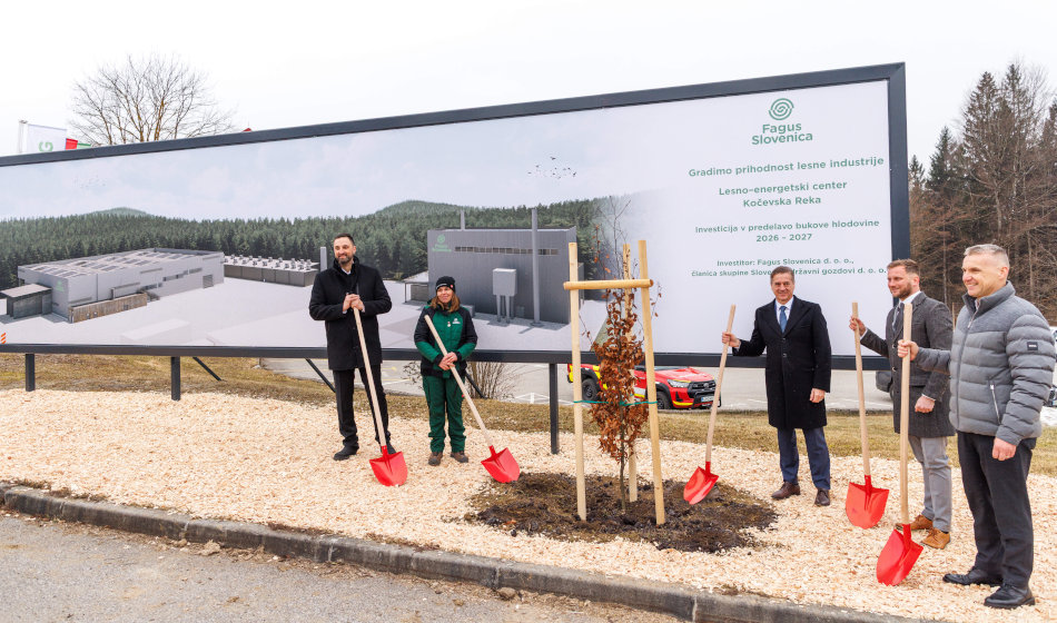 Fotografija s prireditve z začetka investicije v žago za bukovino