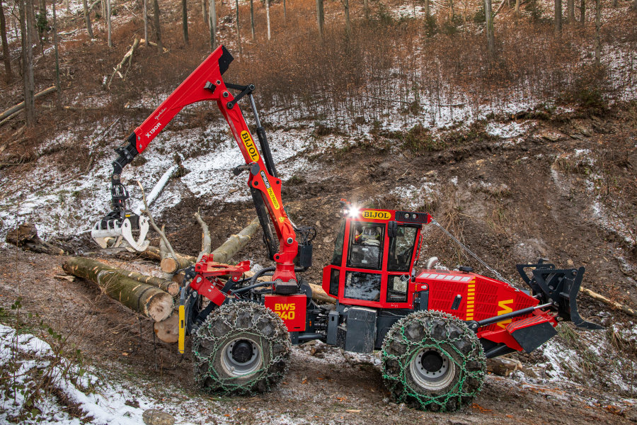 Gozdarski traktor Bijol BWS240 pri delu v gozdu