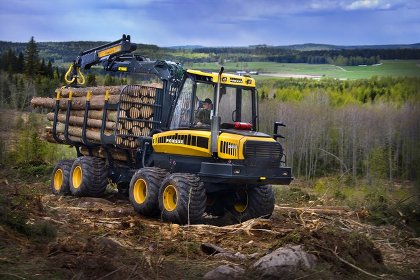 Gozdarski traktor za prevoz lesa