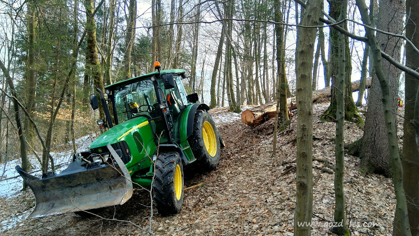 Sšpravilo lesa s traktorjem